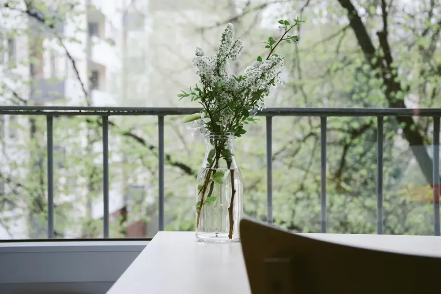 La photo : Coin repas installé sur un petit balcon