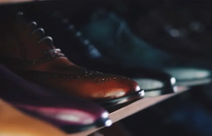 La photo : Chaussures alignées sur une étagère basse près de la porte