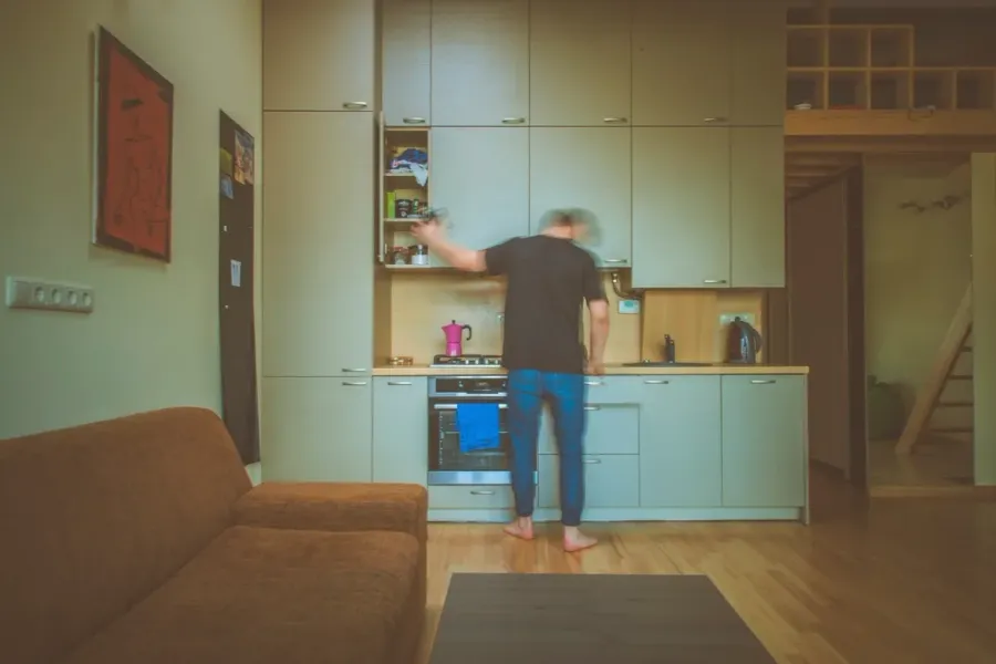 La photo : Coin cuisine ouvert sur la pièce de vie d'un studio